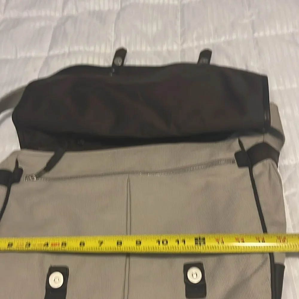 Unisex Banana Republic large messenger bag taupe canvas & Brown leather trims